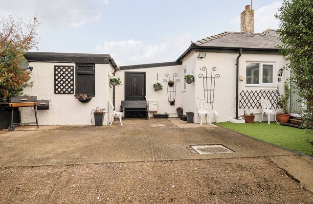 BEACH APARTMENT, pet friendly, country holiday cottage in Rhyl