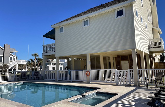 Beach Bandit! - Private Pool & Spa - Walk to the Beach! - Level II EV Charger
