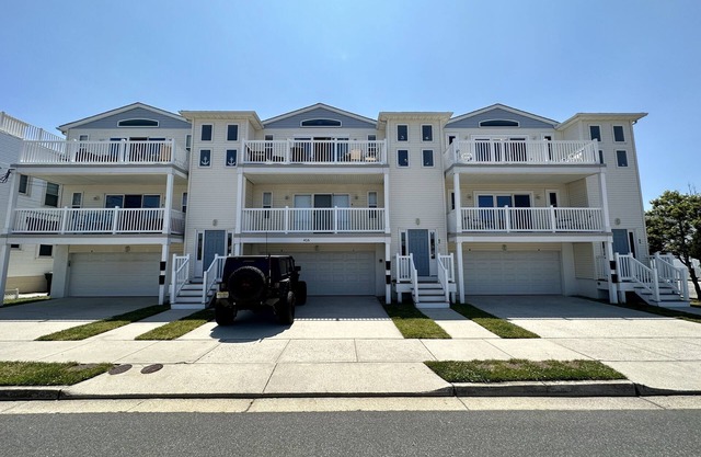 BEACH BLOCK, 100 steps to BOARDWALK and SAND, Sleeps 10