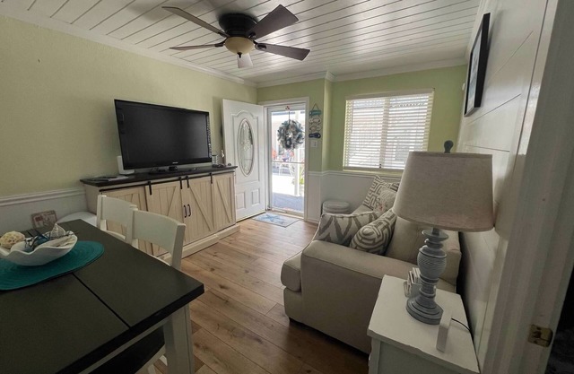 Beach Block 2-bedroom condo with AC, WiFi in delightful Wildwood