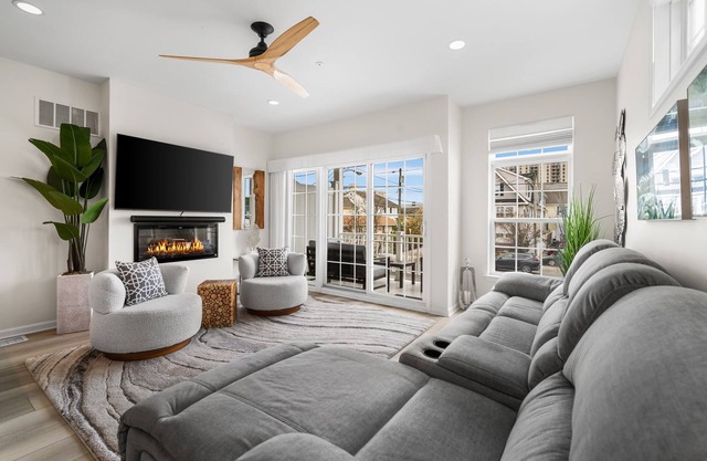 Beach Block Beauty! 2 blocks from beach & downtown area.