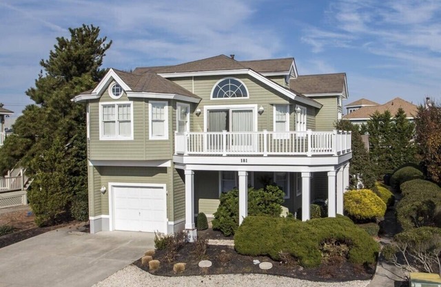 Beach block home just 3rd from the beach with ocean views in the south end of Avalon