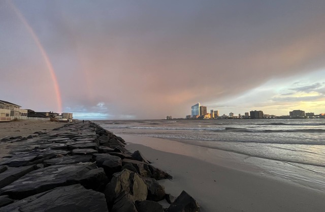 Beach block single family home 5 minute walking distance to the beach. Pets ok