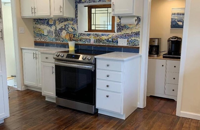 Beach Bungalow in Historic Bluffton between the lakes