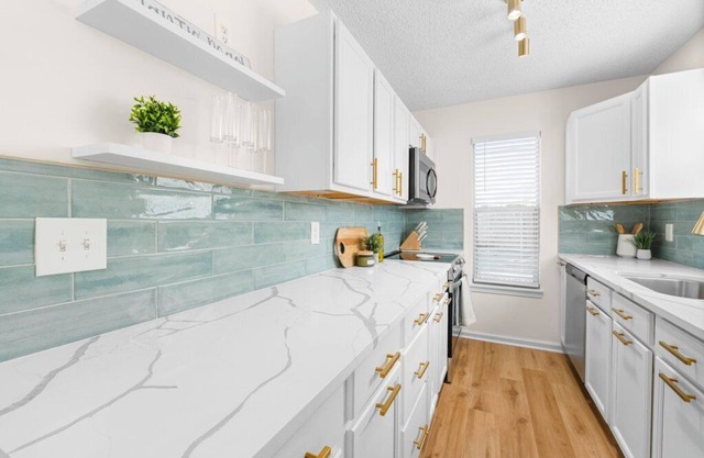 Beach Bungalow. Near beach, shopping & dining, & Naval Station Mayport!
