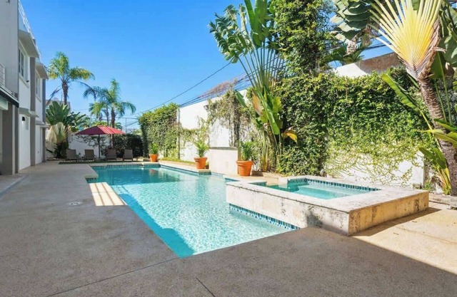 Beach Compound - Huge Gym, Pool, Rooftop w/Basketball, Gated Neighborhood