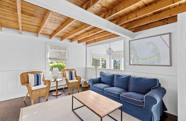 Beach Cottage in Scituate with Hot Tub! 6-minute walk to Egypt Beach.