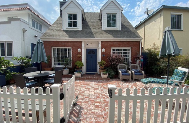 BEACH COTTAGE steps from OCEANFRONT and BAY beaches, close to SoCal attractions