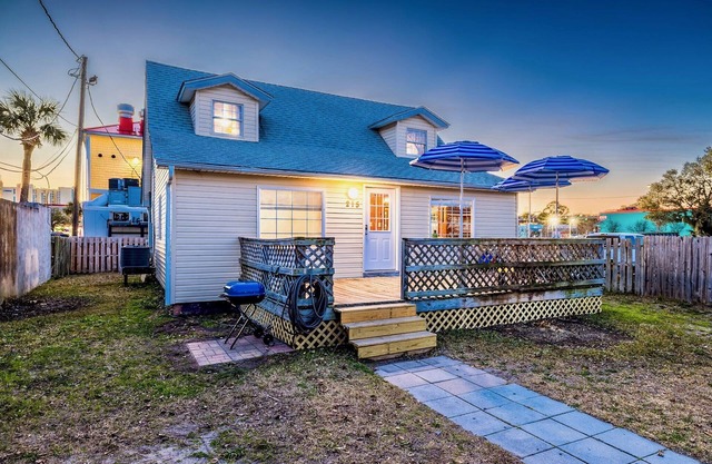 Beach Cottage Heart of Ocean Drive Sleeps 14