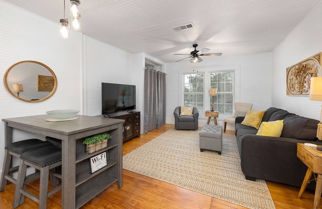 Beach Cottage with 2 king beds! One short block to beach-Walk to Pier Village!