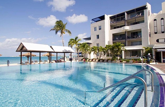 Beach front 1 bedroom apartment overlooking Simpson Bay (Feb.13-20, 2021)