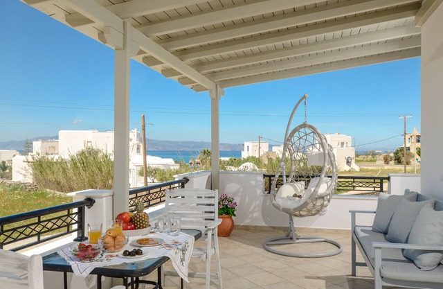 Beach front accomodation in Mikri Vigla Beach - 3 min from beach!