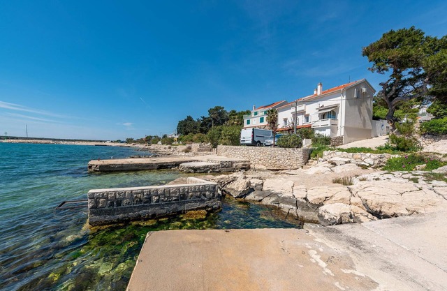 Beach front apartment in Kosljun