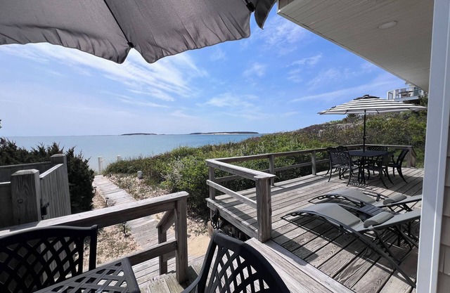 Beach Front Cottage With Spacious Deck (1465)