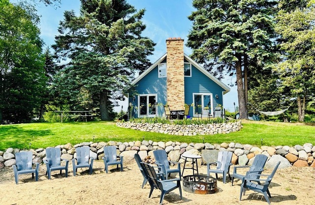 Beach front house 🏖️ 3 BDR each with a King 👑 10 Minutes to Port Austin 🌅!
