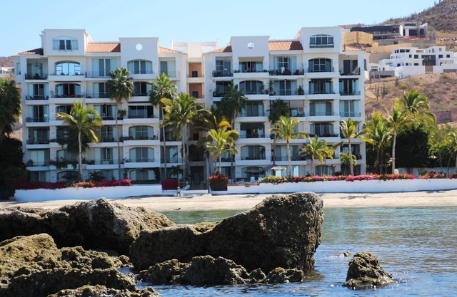 Beach Front Penthouse Condo La Concha, Restaurant, Pool, Bar, Jacuzzi, Beach.