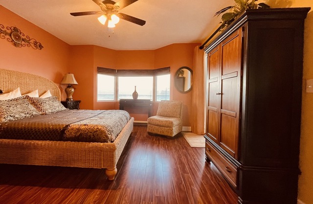 Beach front. - STUNNING 1593 ft beachfront condo. - No elevators needed