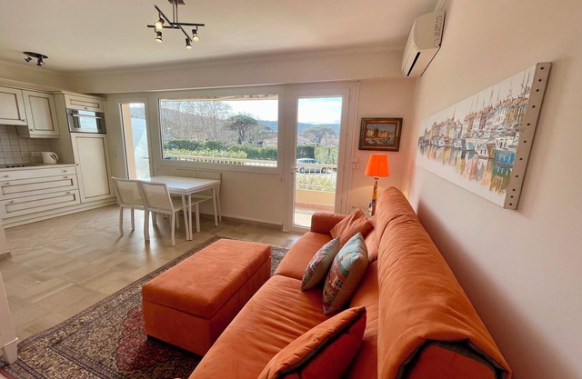 Beach front Studio apartment in St Tropez close to centre of town with Parking