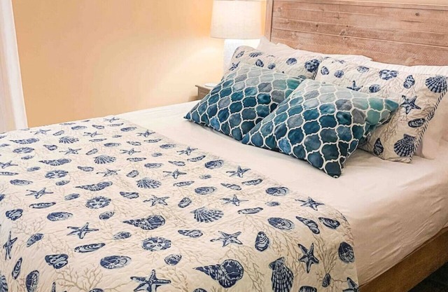 Beach Gem! 2 bd with Hot Tub/3.7mi beach/.5mi outlets