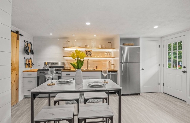 Beach Getaway Condo, 4 Mins to Mayflower, Corporation Sleeps 4, Walk to Treats