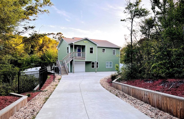 Beach Getaway Heart of E.I.- Dog Friendly Fenced yard, HotTub, FirePit, GameRoom