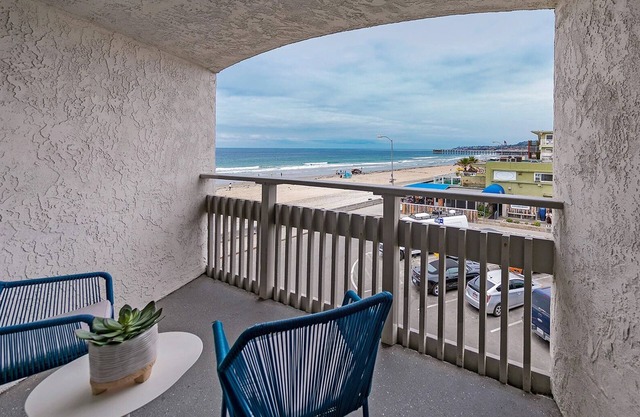 Beach Getaway Near SeaWorld, Pacific Beach and Crystal Pier! Onsite Pool!