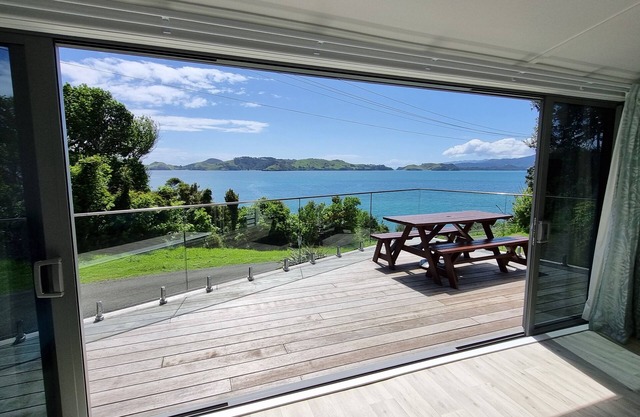 Beach Getaway-Stunning Sea Views/Close to Beach & Boat Ramp - Wi-Fi - 4 Bedrooms