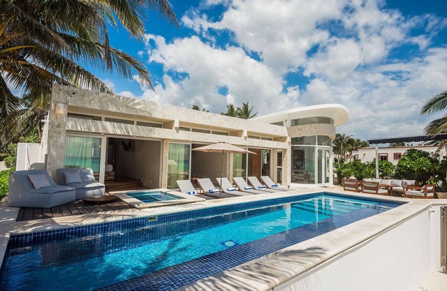 Beach House - 4 Bedroom Beachfront Luxury Getaway w/cook
