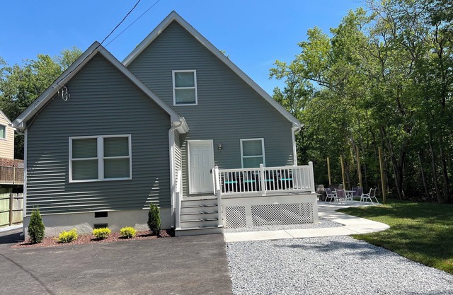 Beach House By The Bay, Sleeps 19, 9 Car Parking, Linen Included