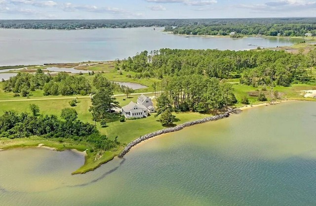 Beach House Getaway, exclusive location on "Chesapeake Bay" with private beach