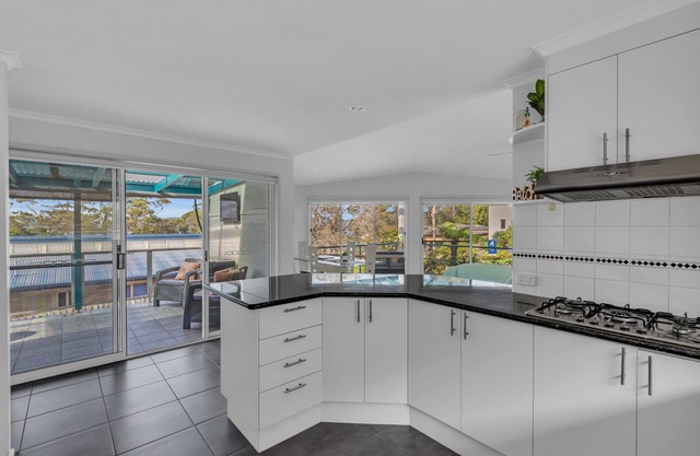 Beach House Merimbula - Heated Pool, Pet Friendly, Sleeps 10