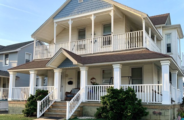 Beach House- Oceanside View 4 Bedroom 2 bathroom