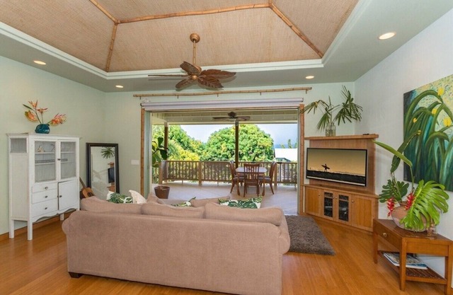 Beach House: Oversized Lanai with Indoor/Outdoor Flow. EZ Stroll to Magic Sands!