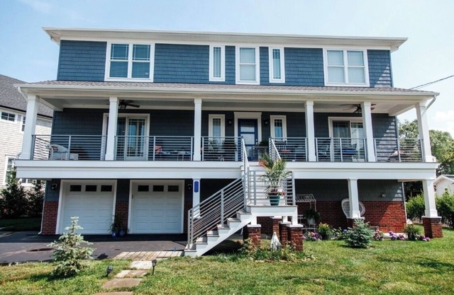 Beach House & Pool! Relaxing spacious house! Saltwater pool! Great location.