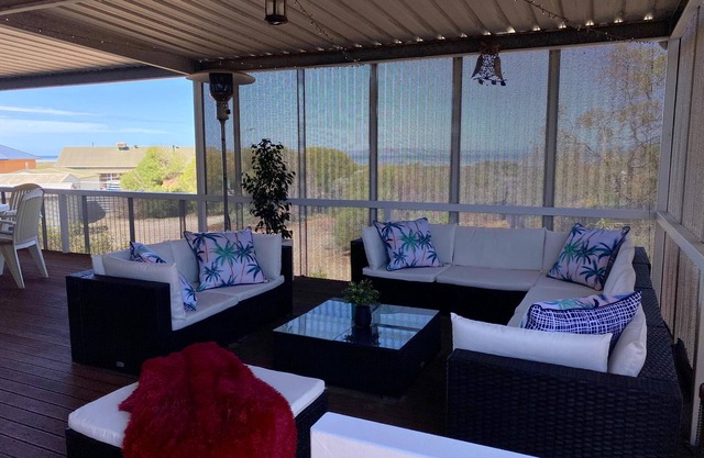Beach House - Self Contained, Three Bedroom House with 2 Queens, 1 Double/Single Bunk Bed & 2 Pull-Out Single Beds, Secure Yard, Ocean/Bush/Mountain View