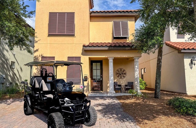 Beach house w/shared pool, on-site golf, and six-seater golf cart