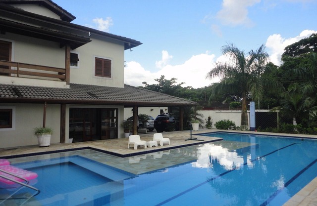 Beach house with large pisicina, tennis court, squash and with 9 rooms.