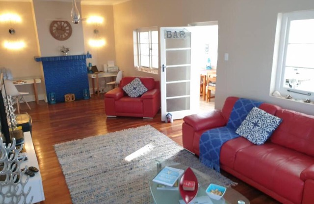 Beach House with DSTV & WIFI & basic housekeeping