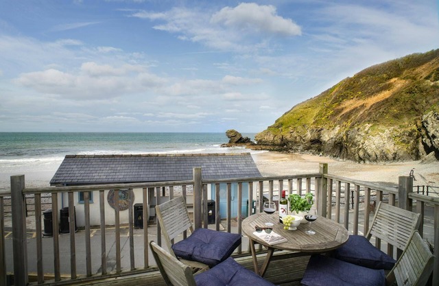 Beach Hut Apartment, Llangrannog