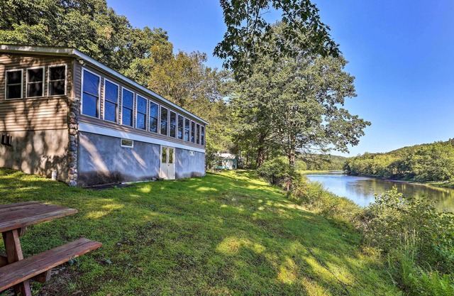 Beach Lake Cabin on Delaware River w/Sunroom!