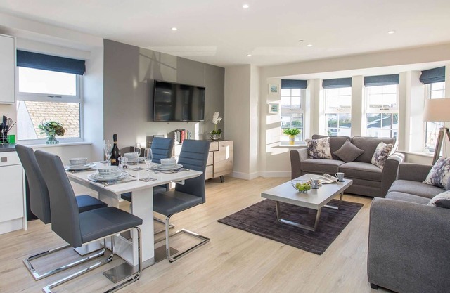 BEACH LOOKOUT, pet friendly, country holiday cottage in Benllech