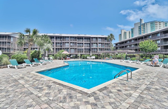 Beach &nightlife 3BR/2.5 BA service dog friendly