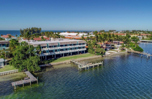 Beach Palms 7A-Beach 1 Minute Walk-Heated Pool-Free Wi-Fi-Dock-Surrounded By Wat