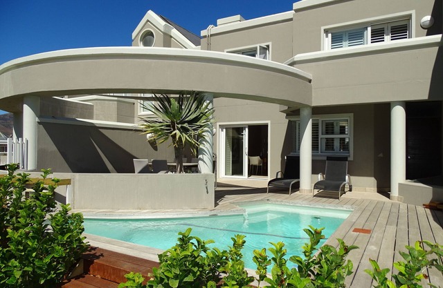 Beach Place Hout Bay , modern Townhouse alongside the beach, sleeps 6