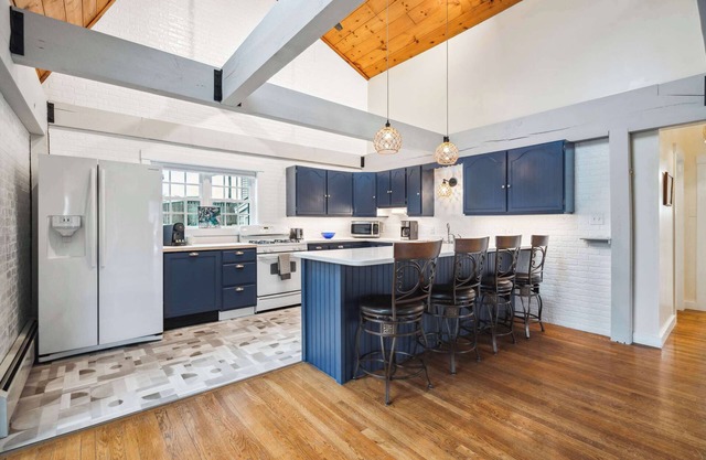 Beach Plum Cottage | Steps to Beach | Loft | AC
