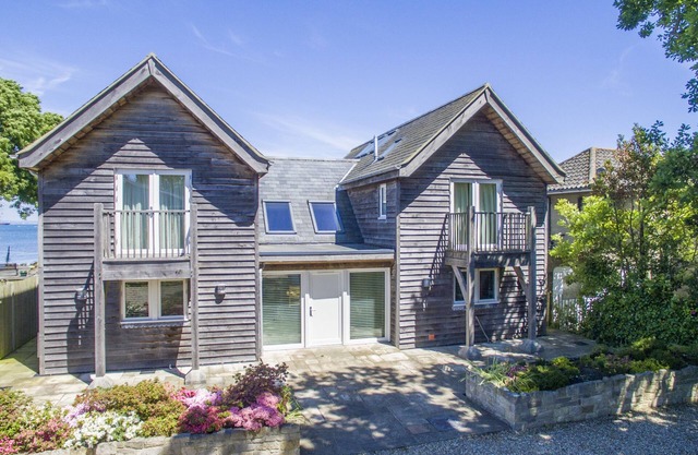 Beach Side - a house that sleeps 8 guests in 4 bedrooms