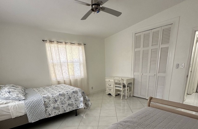 Beach style home in Hollywood!Perfect for family vacation Minutes to the beach