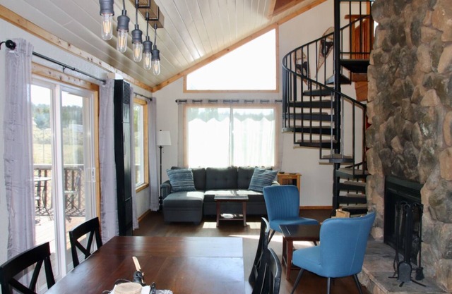 Beach to Mountains Chalet: Peaceful retreat with mountain views away from crowds