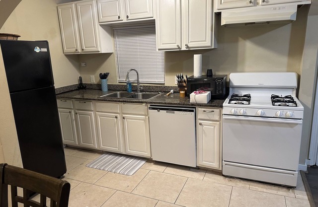 Beach vacation ready or Kemah Boardwalk. A walk to the Bay Street Park or Dike.