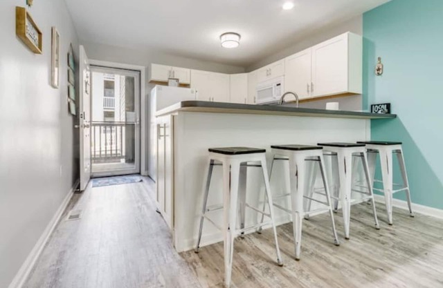 Beach Vibes Condo- 2BR w/pool -dog friendly, mins to beach and trail